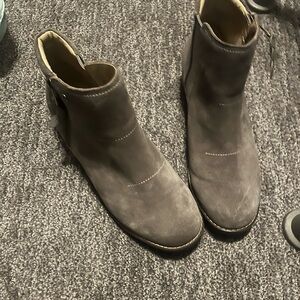 SPENCO Ivy Women's Suede Side Zip Ankle Boots, Worn Once, 8.5, Gray